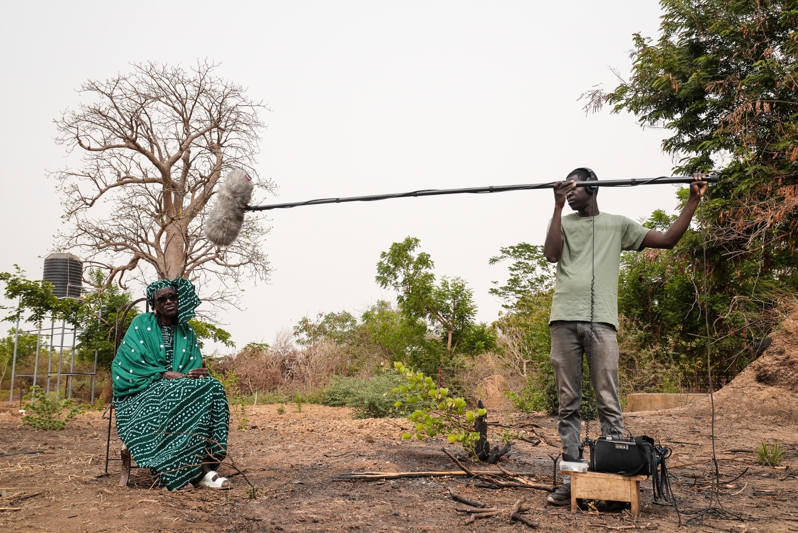 Enregistrement du témoignage d'une aînée sous un baobab, au Living Lab TERAL