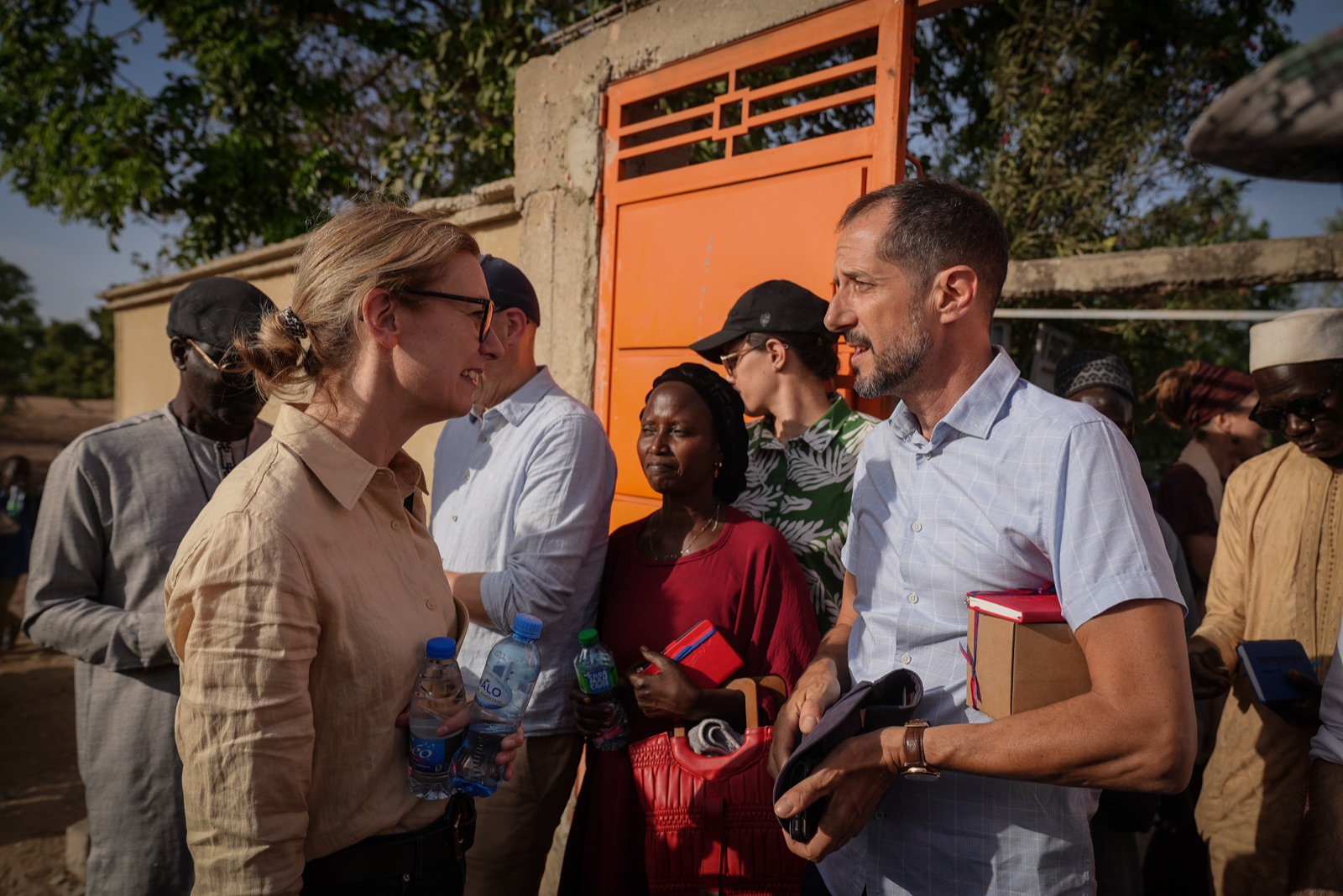 Joan Bastide avec la Vice-Première ministre du Liechtenstein lors d'une visite de terrain