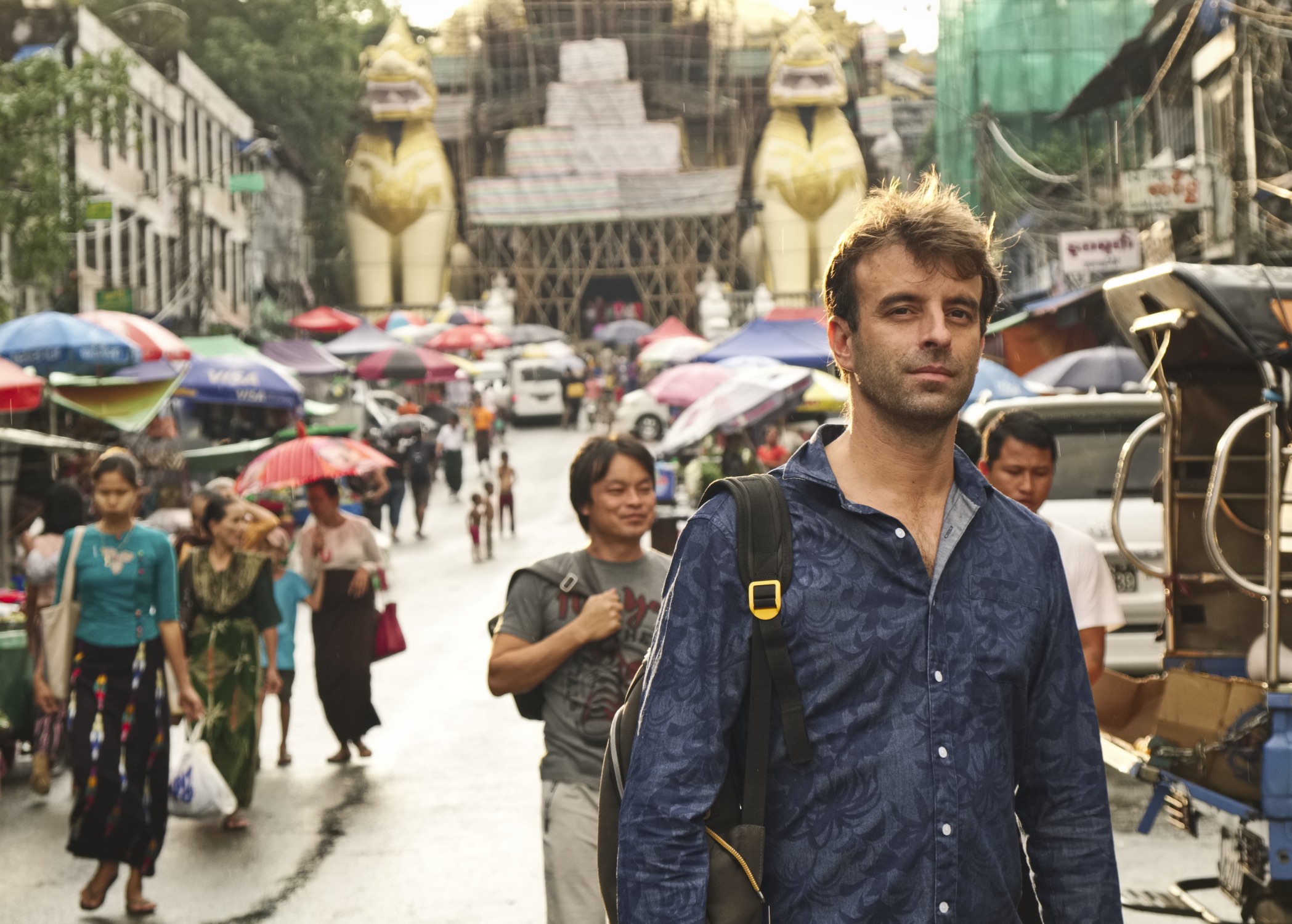 Joan Bastide dans une rue de Yangon