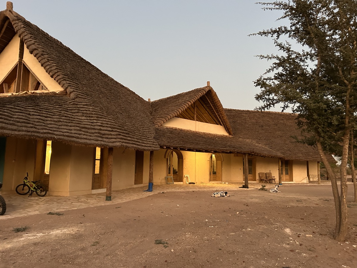 Le compound Melanzé au coucher du soleil