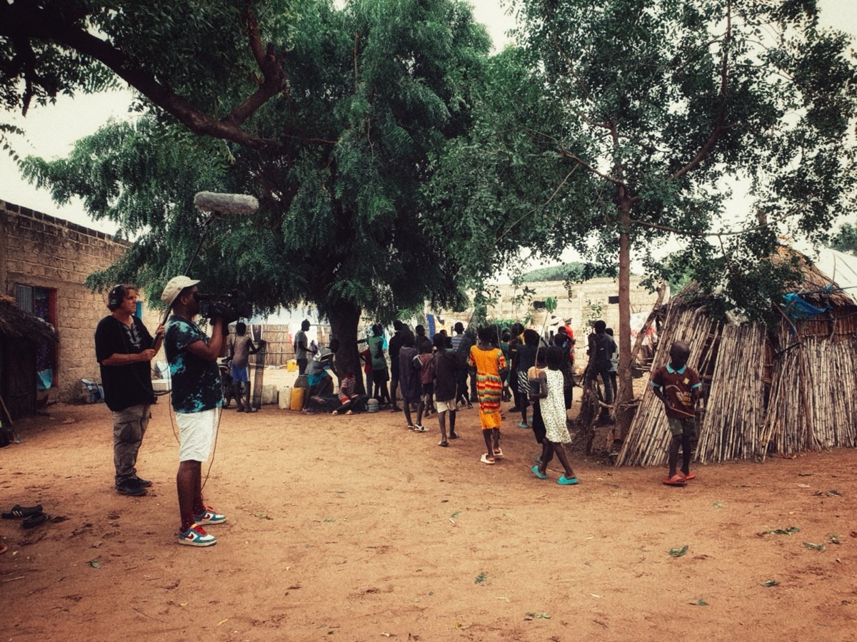 Joan Bastide en tournage dans un village sénégalais