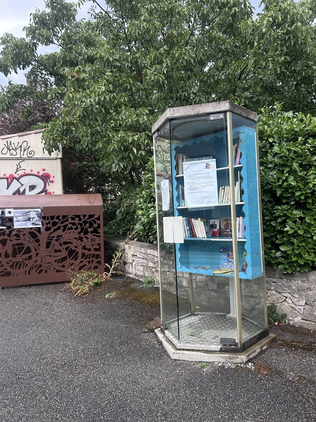 Boîte à livres - Beaufort-sur-Gervanne - Cabine téléphonique